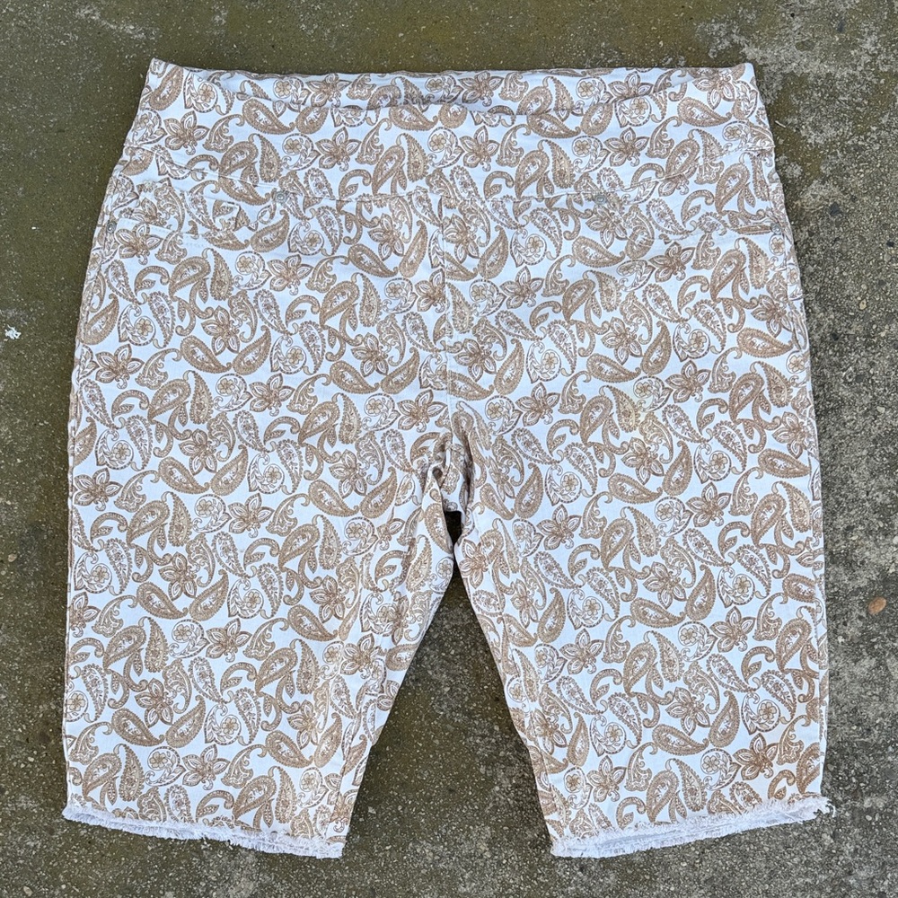 DG2 by Diane Gilman White and Tan Paisley Capri Shorts